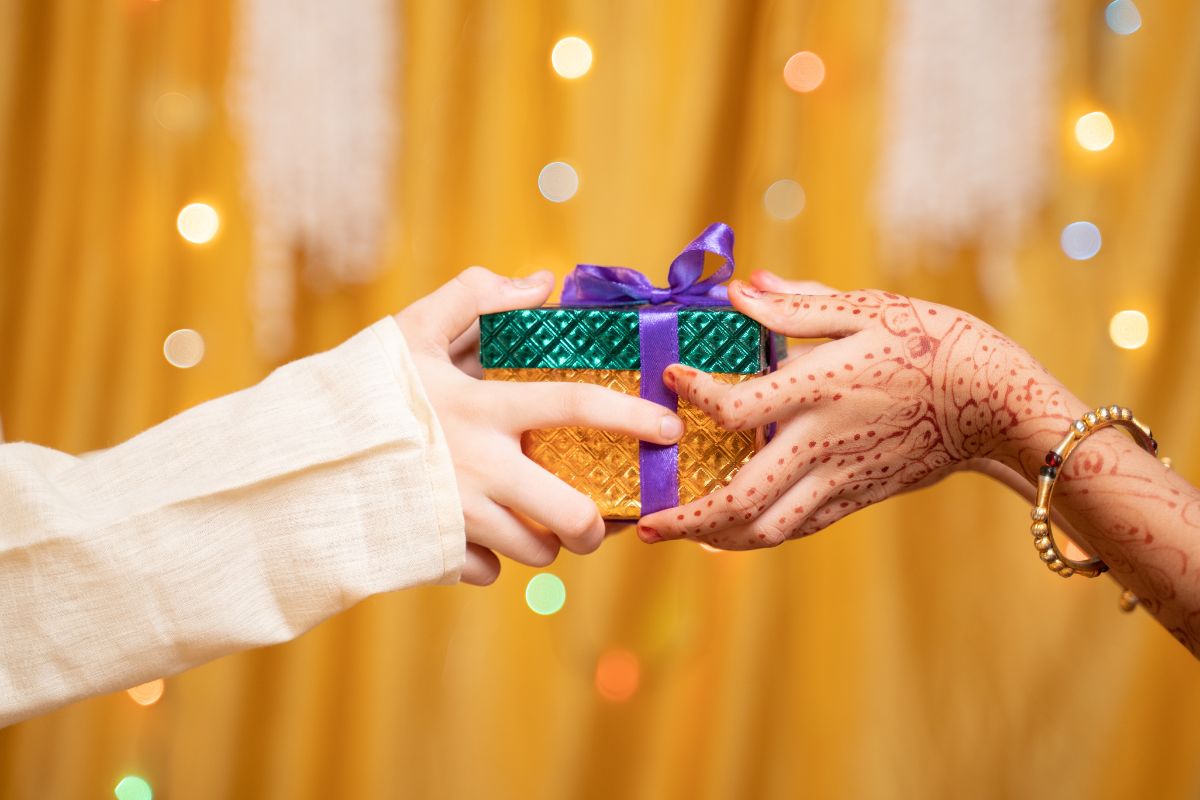 Rakhi Gift Ideas: 15 Thoughtful Presents for Your Brother or Sister 3 How to send a Rakhi gift to a sibling far away