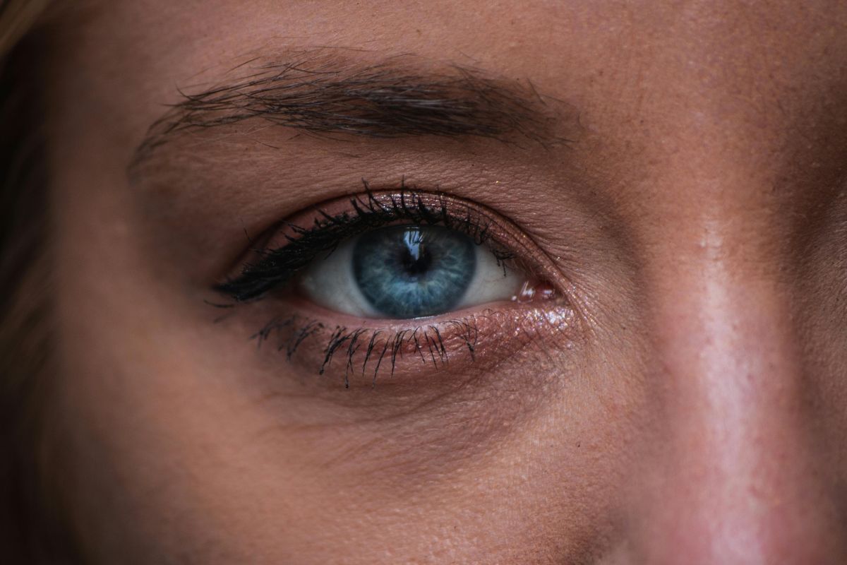 Pigmentation vs hollowness at a glance